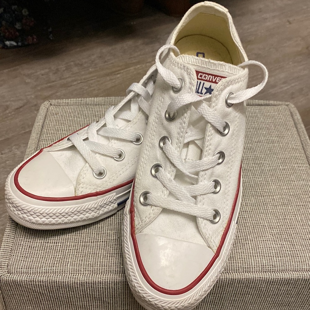 Ladies Converse All Star Chuck Taylor size 6 original. Worn once - no box